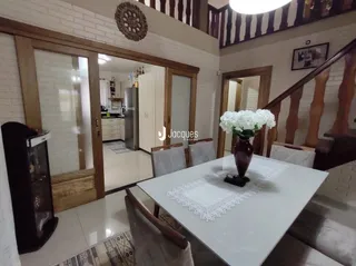 Uma sala de estar com molduras de madeira clara.