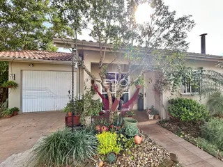 Fachada de uma residência em Lajeado, Brasil, com jardim frontal.
