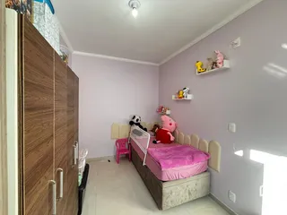 Foto de um quarto com cama e armário em um imóvel no Brasil.