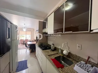 Foto de uma cozinha e área de jantar em um imóvel no Brasil.