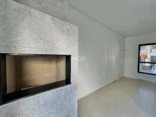 Parede de destaque com revestimento de pedra na área interna da residência.
