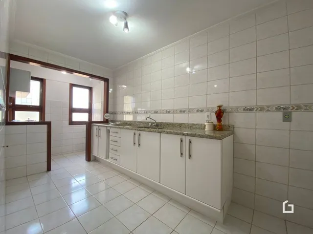 Ambiente interno com revestimento cerâmico branco nas paredes e piso.