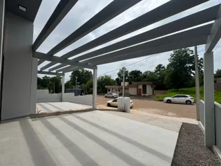 Vista de uma área externa coberta com piso de concreto em uma propriedade em Lajeado.