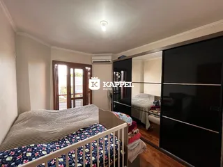 Quarto com cama e janela, com ar-condicionado instalado.