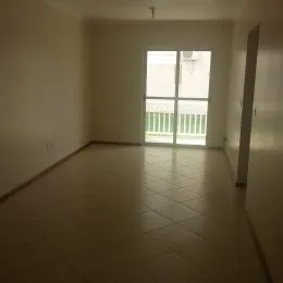 Foto de um ambiente interno com piso de cerâmica.