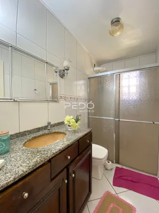 Vista da bancada e armários de uma cozinha ou banheiro.