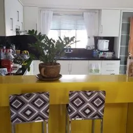 Foto de uma bancada de cozinha com banquetas em um imóvel em Lajeado.
