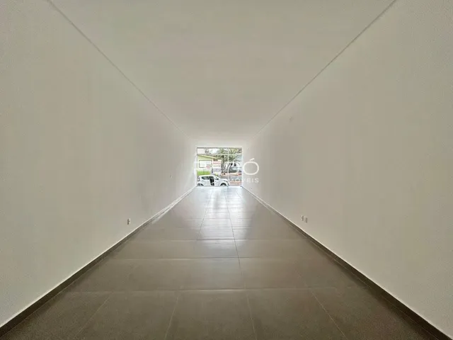 Foto de um corredor longo de uma residência em Lajeado.