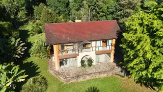 Vista aérea da casa em Lajeado, Brasil, mostrando o telhado e o jardim.