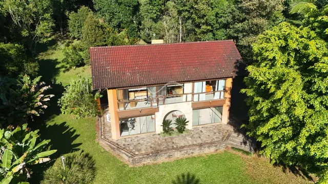 Vista aérea da casa em Lajeado, Brasil, mostrando o telhado e o jardim.