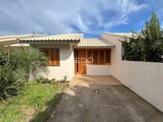A fachada de uma casa em Lajeado, Brasil, com jardim frontal.
