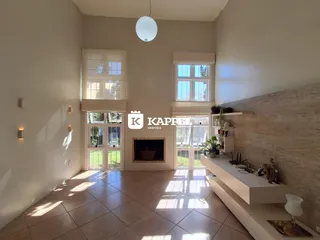 Sala de estar com piso de cerâmica e lareira em ambiente interno.
