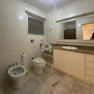 Foto de um banheiro com pia e vaso sanitário em um imóvel no Brasil.