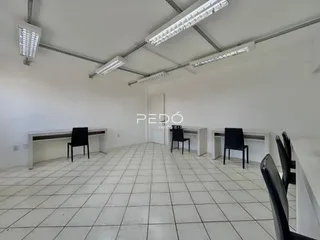 Esta é uma sala ampla com piso de cerâmica e bancos embutidos.