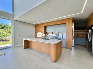 Foto de uma cozinha moderna com ilha central e armários de madeira.
