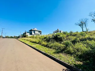 Vista externa de duas residências em Lajeado, Brasil, com vegetação ao redor.