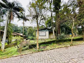 Vista externa de uma propriedade em Lajeado, Brasil, cercada por vegetação densa.