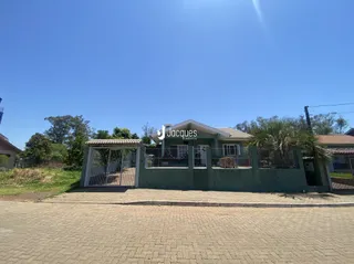 Fachada de uma propriedade com cerca e portão em Lajeado, Brasil.