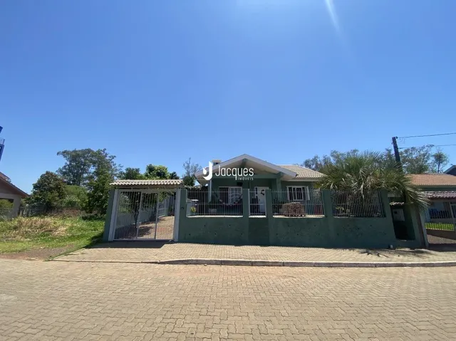 Fachada de uma propriedade com cerca e portão em Lajeado, Brasil.