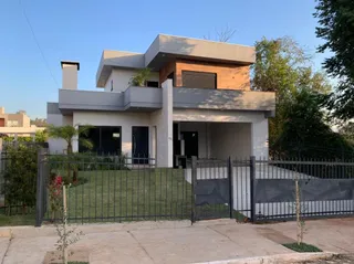 Fachada de uma casa moderna com jardim e cerca em Lajeado, Brasil.
