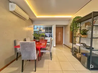 Foto de uma sala de jantar com mesa e cadeiras em um imóvel no Brasil.