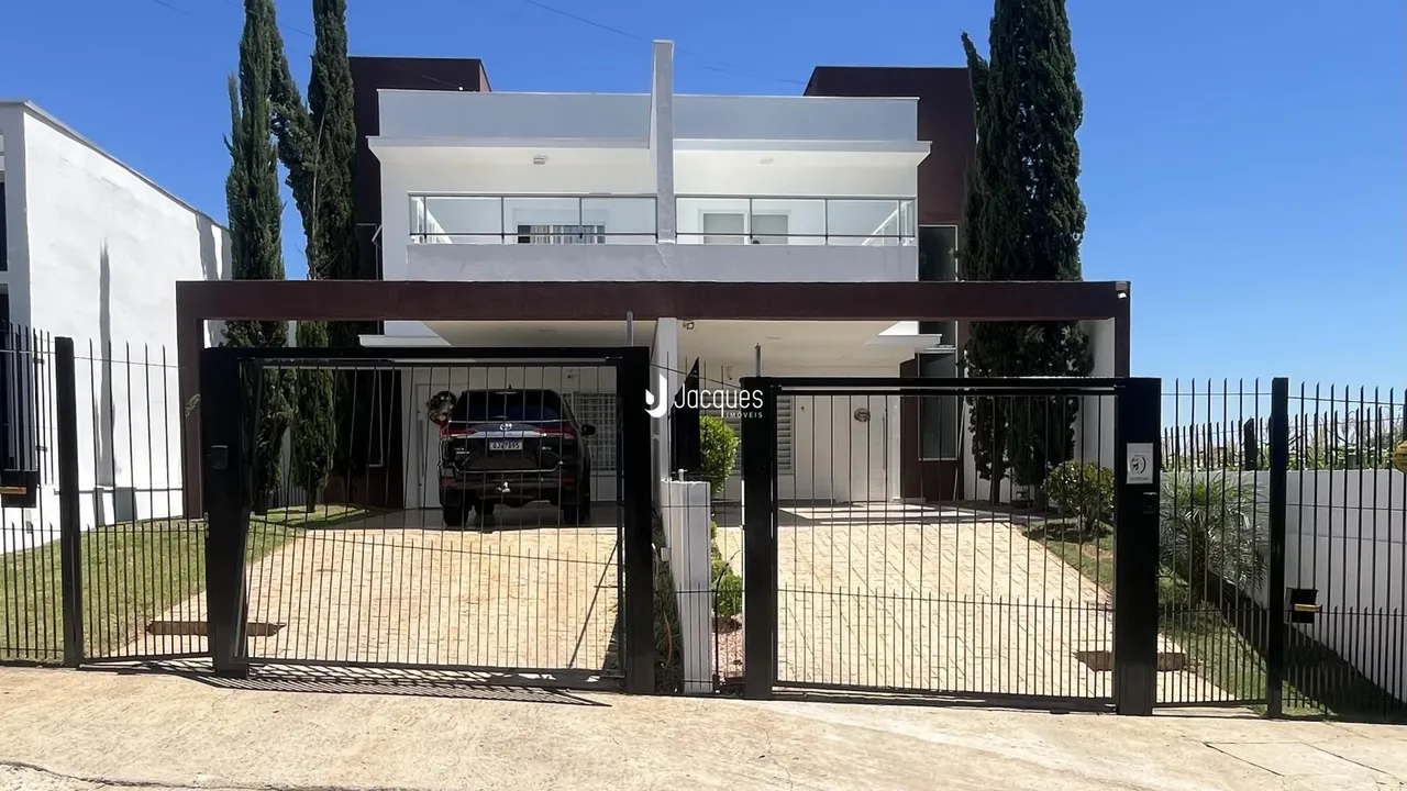 Fachada de uma casa moderna em Lajeado, Brasil, com portão de ferro.