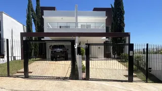 Fachada de uma casa moderna em Lajeado, Brasil, com portão de ferro.