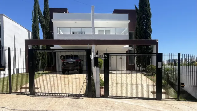 Fachada de uma casa moderna em Lajeado, Brasil, com portão de ferro.