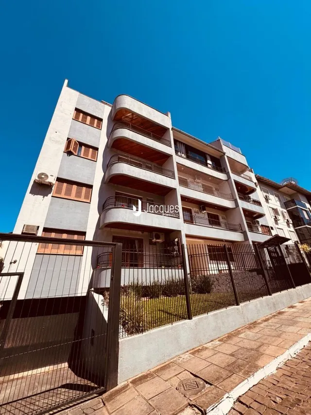 Fachada de um prédio residencial em Lajeado, Brasil com grade de segurança.