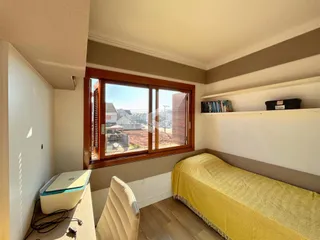 Foto de um quarto com janela e cama em um imóvel.