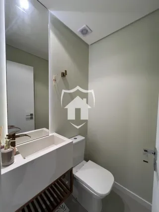 Foto de um banheiro com pia e vaso sanitário.