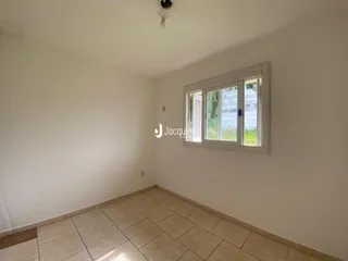 Ambiente interno de uma sala com piso de cerâmica clara.