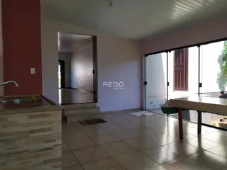 A sala de estar exibe um ambiente com piso de cerâmica e porta de vidro.
