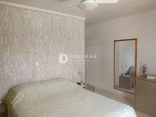Quarto com cama e parede texturizada.