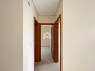 Corredor interno de uma residência com portas de madeira.