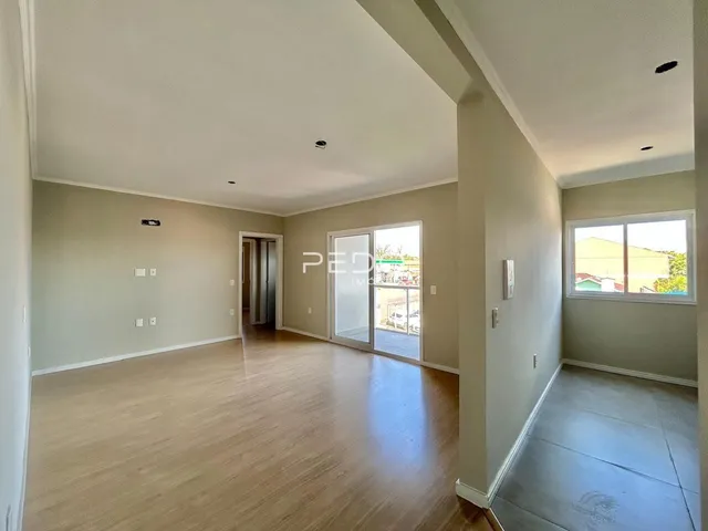 A sala de estar de uma residência em Lajeado, Brasil, com piso de madeira clara.