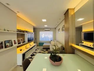 Ambiente interno moderno com estantes e decoração na sala de estar.