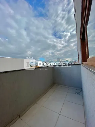 Vista de um espaço com piso claro e paredes brancas.