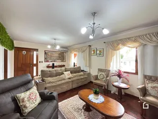Sala de estar com sofá e móveis de madeira.