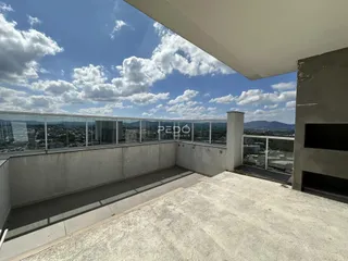 Vista panorâmica de um terraço com vista para a paisagem urbana de Lajeado.
