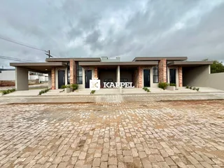 Fachada moderna de uma residência em Lajeado, Brasil, com paisagismo frontal.
