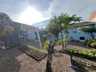 Vista externa de um jardim com canteiros elevados em Lajeado, Brasil.