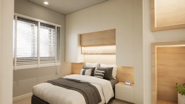 Quarto com cama e janela em ambiente interno.