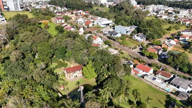 Vista aérea de uma área residencial com casas e vegetação em Lajeado, Brasil.