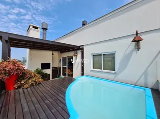Fachada de imóvel em Lajeado com piscina e deck de madeira.