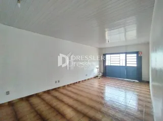 Foto de um ambiente interno com paredes brancas e piso de cerâmica.