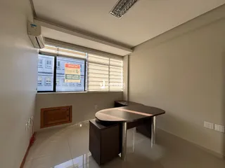 Sala de estar com janela e piso de cerâmica.