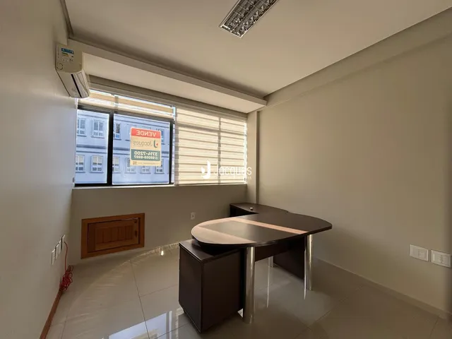 Sala de estar com janela e piso de cerâmica.