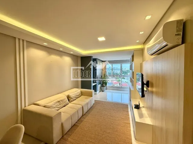 Sala de estar com sofá e piso de carpete.