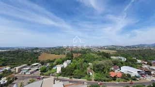 Vista aérea de uma área residencial com vegetação no Brasil.